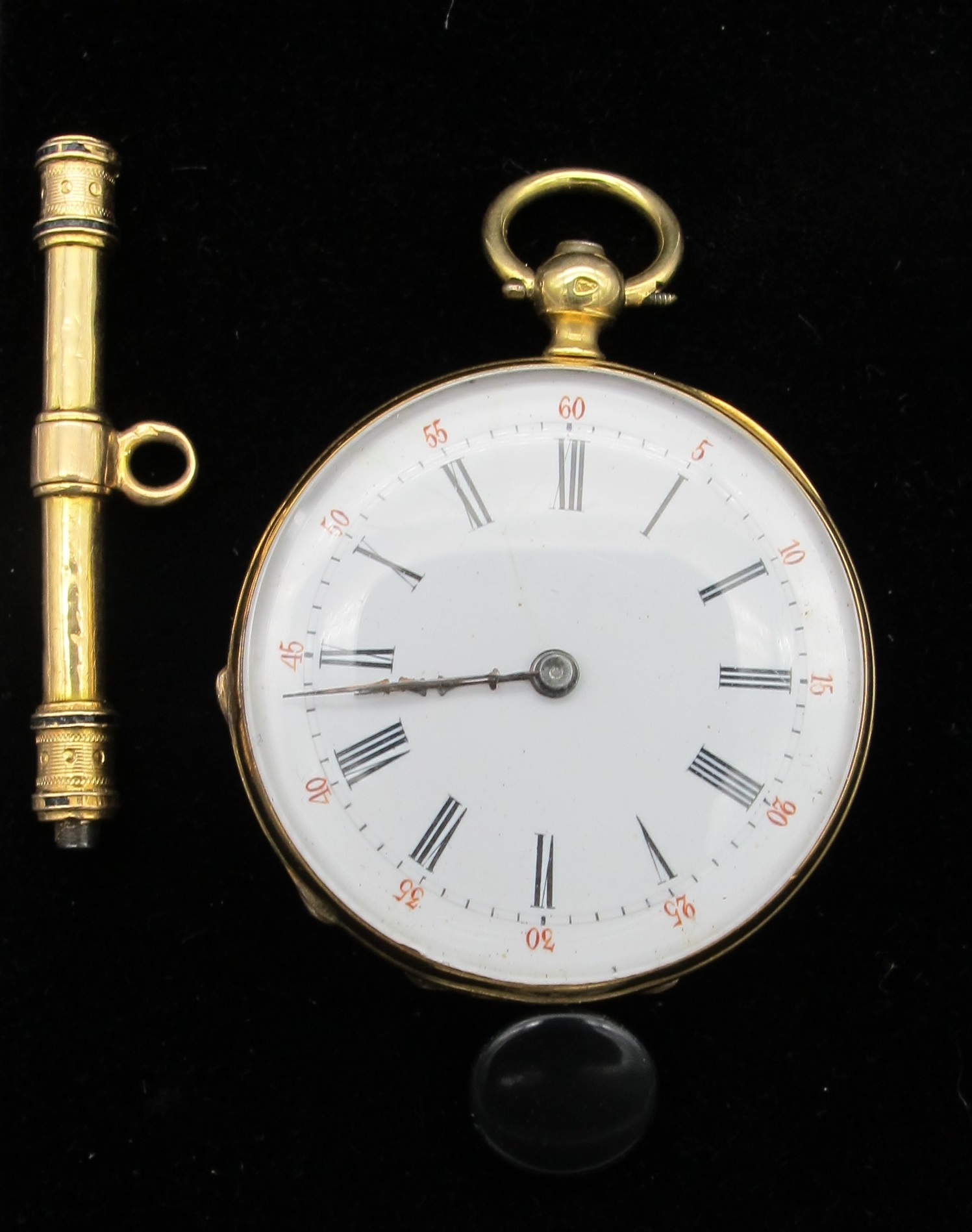 une montre de col en or à clé et une clé remontoir de montre de col en or et acier