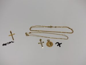 2 chaînes en or : 1 maille forçat (L44cm)1 fine (L38cm) 1 médaille de la Vierge en or (verso gravé) 1 croix bicolore en or (belière abîmée). PB 6,5g + 1 croix en métal