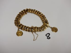 1 bracelet maille américaine en or (avec sécurité) et orné de 2 breloques en or (un peu usé). PB 20,2g