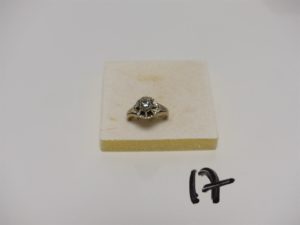 1 bague en or ornée d'un diamant central d'environ 0,15cts (Td49). PB 3,3g
