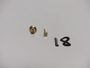 1 paire de boucles puces en or ornée d'un diamant d'environ 0,15cts chacun (manque 1 système). PB 1g