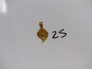 1 pendentif en or 22K à décor d'un coeur à motif filigrané. PB 3g