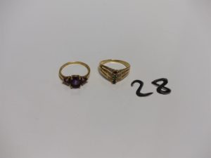 2 bagues en or (1 ornée de 3 pierres violettes Td53)(1 ornée de 3 petites pierres de couleur et de petits diamants Td54). PB 4,1g