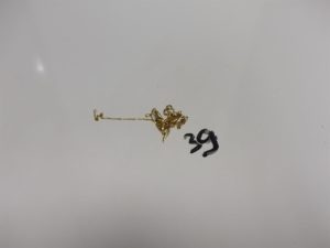 1 collier cassé en or motif central bicolore orné de petits diamants. PB 3g