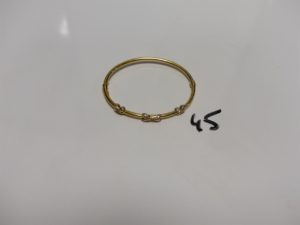 1 bracelet rigide, articulé, ouvrant en or orné de 3 motifs à décor de croix avec petites pierres (petits chocs sur la monture, diamètre 5,5/6,5cm). PB 8g