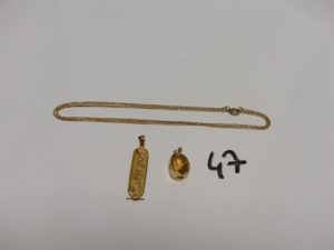 1 chaîne maille gourmette en or (L56cm) 1 pendentif égyptien en or. PB 5,6g et 1 pendentif monture en or sertie d'une pierre jaune. PB 3,3g