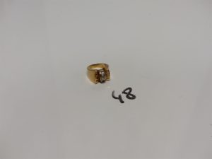 1 bague monture cassée en or ornée de 2 petites pierres (1 usée, 1 chaton vide, Td57). PB 8,6g