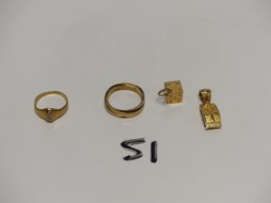 1 petite chevalière en or ornée de petits diamants (Td48) 1 alliance 3 brins tricolore en or (Td52) et 2 pendentifs en or (1 à décor d'un dé, 1 ouvragé). PB 9,3g