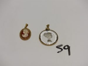 2 pendentifs en or (1 monture cassée serti d'un cristal gravé d'un buste à l'intèrieur)(1 serti d'un camée). PB 12,4g