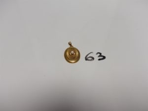 1 pendentif monture ouvragée en or ornée d'une perle. PB 4,1g