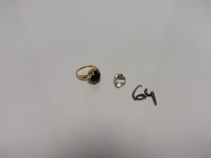 1 bague en or sertie d'une pierre (Td58) et 1 pendentif en or à décor d'un coeur orné d'une pierre blanche. PB 5,3g