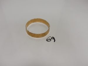 1 bracelet large, rigide et ouvragé en or (diamètre 6,8cm). PB 25,4g