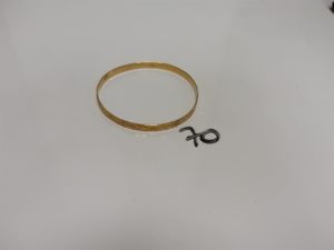 1 bracelet rigide, ciselé en or (diamètre 7cm). PB 15,4g