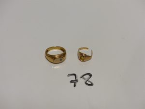 2 chevalières en or (1 bicolore ornée d'un petit diamant Td58)(1 cassée et chaton central vide). PB 9,4g