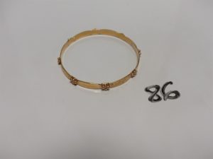 1 bracelet rigide et ouvragé en or (diamètre 6,5cm). PB 14,6g