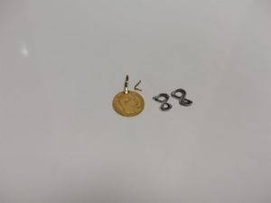 1 breloque pièce de 20Frs en or (attache en métal cassée). PB 6,7g