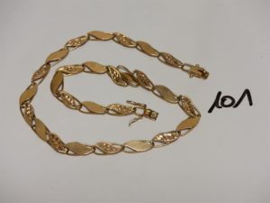 1 collier en or à décor de motifs ouvragés (L46cm). PB 24,4g