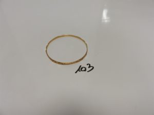 1 bracelet rigide et ciselé en or (diamètre 7cm). PB 12,1g