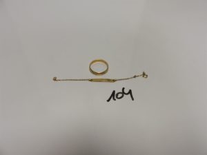 1 bracelet gourmette en or (identité vierge, L12cm) et 1 alliance ciselée en or (intèrieur gravé, Td61). PB 5,2g