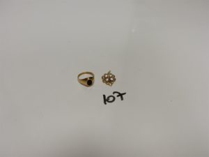 1 petite chevalière or et onyx (Td50/51) et 1 pendentif floral en or orné de 4 petites pierres. PB 4,2g