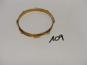 1 bracelet rigide en or orné de motifs ouvragés (diamètre 7cm). PB 10,7g