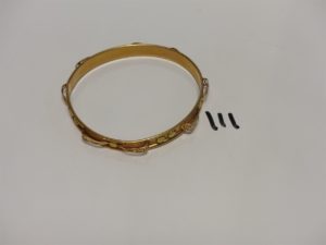 1 bracelet rigide en or rehaussé de motifs ouvragés (diamètre 6,5cm). PB 10,8g