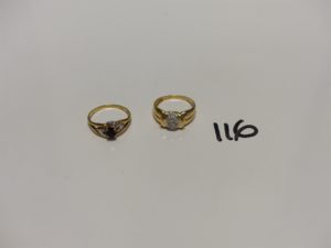1 bague en or ornée de petits diamants (Td52) et 1 bague en or bicolore rehaussée d'une pierre bleue (Td53). PB 5,2g