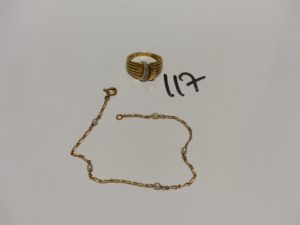 1 bague en or ciselée ornée de petits diamants (Td53) et 1 bracelet en or maille alternée orné de perles (L18cm). PB 5g