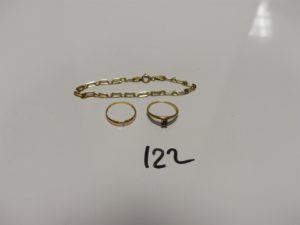 2 bagues bicolore en or (1 ornée d'un petit diamant Td57)(1 rehaussée d'une pierre bleue Td57), 1 bracelet maille alternée en or (L18,5cm). PB 6g