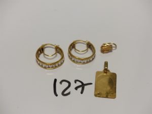 1 pendentif plaque cabossé en or (photo imprimée)1 boucle en or et 1 paire de créoles en or ornées de pierres. PB 7,5g