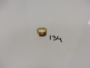 1 bague en or ornée de 2 rangs de petits diamants et 1 rang de petites pierres rouges (Td54). PB 10,9g