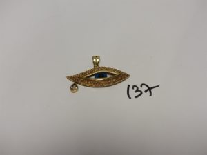 1 pendentif en or à décor d'un oeil motif central orné d'une pierre bleue et pampille (L50cm). PB 10,2g