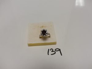 1 bague en or serti-griffes une pierre centrale couleur grenat entourage petits diamants (Td53). PB 4,2g
