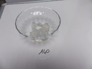 1 LALIQUE FRANCE coupe circulaire en cristal reposant sur 4 moineaux en verre depoli (bon état signé)