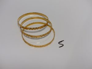 3 Bracelets en or 21K rigides et ouvragés (Diamètre 6cm). PB 40,4g