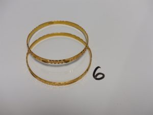 2 Bracelets en or 21K rigides et ouvragés (Diamètre 6,5cm). PB 28,7g