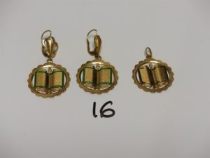 2 Pendants et 1 pendentif à décor du Coran, le tout en or. PB 12,2g
