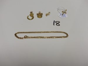 3 Pendentifs (1 à décor d'un dauphin)(1 à décor d'un lion)(1 ouvragé, un peu cabossé) et 1 chaîne maille forçat (L48cm). Le tout en or. PB 7,1g + 1 croix en métal