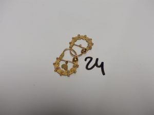 2 Créoles style savoyardes en or bicolore ornées d'une pampille à décor d'un hérisson (manque 1 pampille). PB 4,1g