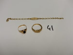 1 Bracelet pour enfant en or maille grain de café avec plaque d'identité (L14cm)et 2 bagues en or (1 chevalière ornée d'une pierre noire, Td54)(1 ouvragée, fendue, Td59). PB 7,7g