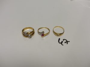 3 Bagues en or (1 bicolore réhaussée d'une pierre rose, Td56)(1 ornée d'un petit diamant, Td54)(1 ornée de petits diamants, Td53). PB 8,4g
