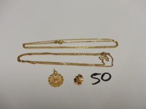 1 Pendentif en or à décor d'un tréfle, 1 médaille d'amour en or et 2 chaînes en or maille forçat (L44cm). PB 8,3g