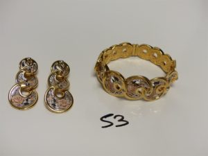 1 Bracelet en or rigide et ouvrant à motif floral tricolore (creux, un peu cabossé, Diamètre 7cm) et 2 pendants en or à motif floral tricolore. PB 32,6g