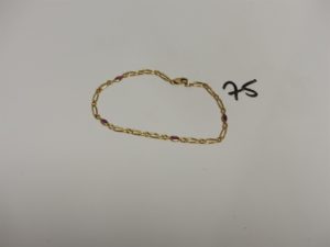 1 Bracelet en or maille alternée orné de petites pierres roses (1 pierre abimée, L19cm). PB 3,4g