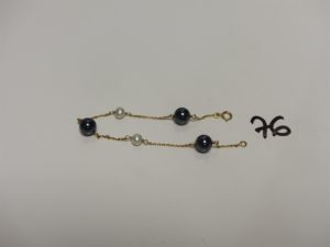 1 Bracelet marseillais en or orné de perles grises et blanches (L18cm). PB 5,7g
