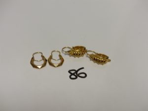 4 Boucles en or (2 créoles ciselées)(2 pendants ornés de petites pierres rouges). PB 4,7g