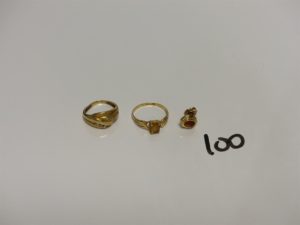2 Bagues en or (1 ornée de pierres, 1 chaton vide, Td48)(1 réhaussée d'une pierre couleur ambrée, Td52) et 1 boucle en or ornée d'une pierre couleur ambrée. PB 5,3g