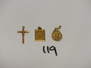 1 Christ sur croix en or, 1 pendentif en or signe astrologique gémeaux verso gravé "Severine" et 1 médaille de la vierge en or ornée d'une pierre. PB 5,7g