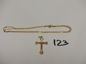 1 Chaîne en or maille forçat (L50cm) et 1 Christ sur croix (Hauteur 3cm). PB 4,7g