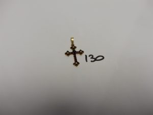 1 Croix en or ornée de nombreuses pierres couleur grenat (Hauteur 3cm). PB 3,3g